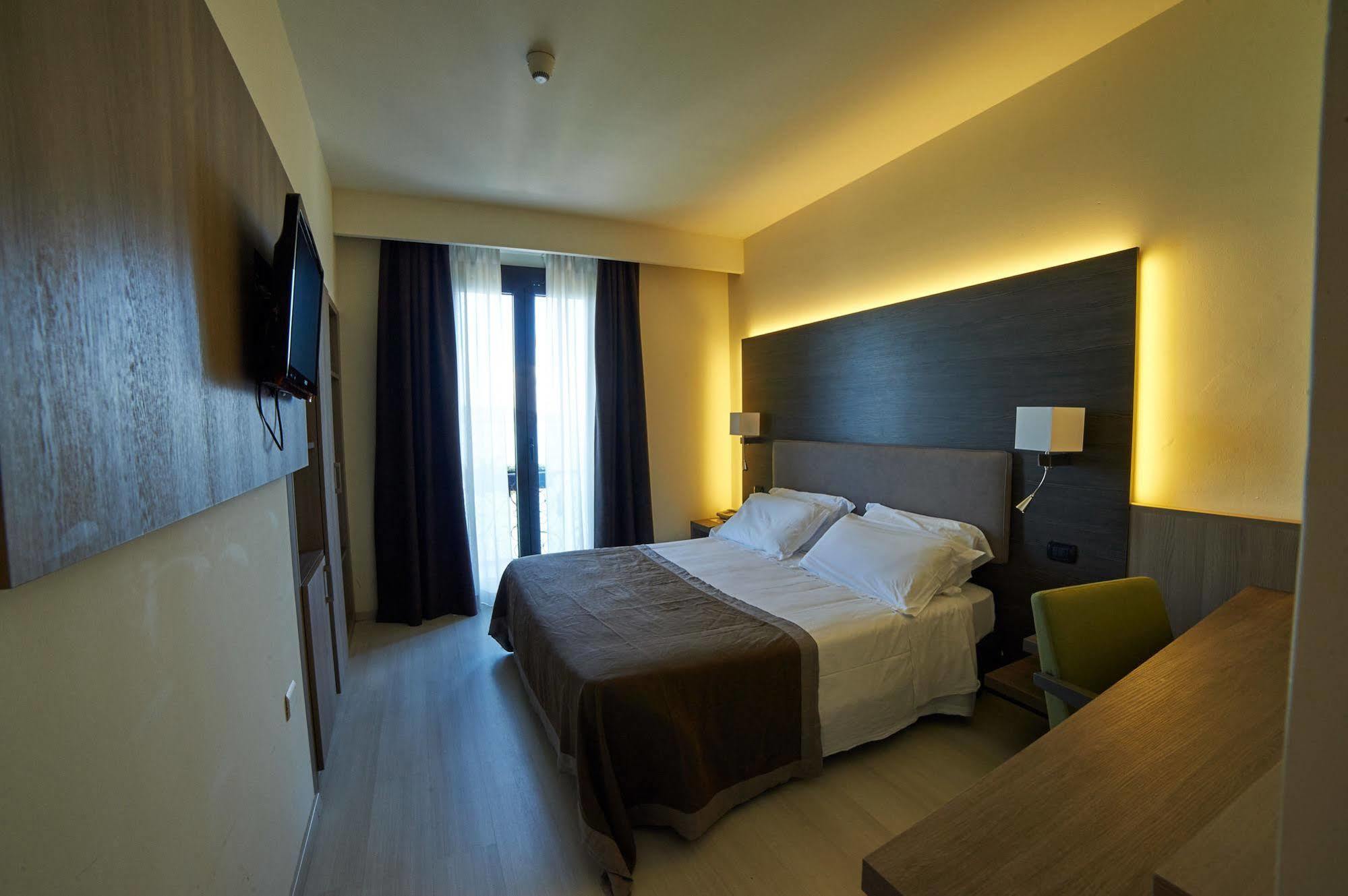 Hotel Giardino Arona Exterior photo